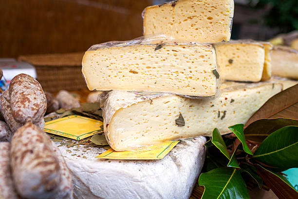 formaggio e salsicce esposizione in un mercato affollato a birmingham.  immagine a colori - piedmont cheese homemade italy foto e immagini stock