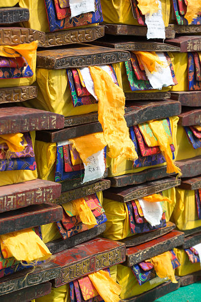 cajas con maderas preciosas tibetano y sagrado texto antiguo - tibet tibetan culture buddhism writing fotografías e imágenes de stock