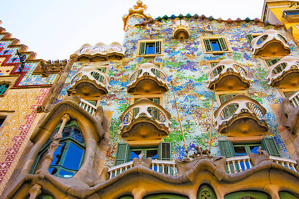 balcons de la casa batlló bâtiment à barcelone en espagne - barcelona antonio gaudi casa battlo spain photos et images de collection