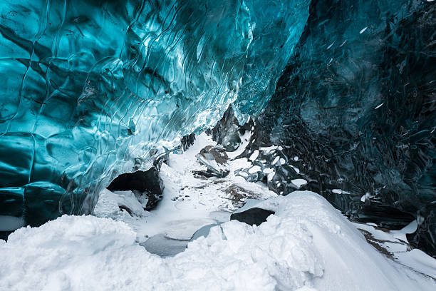 azul cristal de hielo en la cueva de hielo, vatnajokull glaciar, islandia - ice crystal textured ice winter fotografías e imágenes de stock