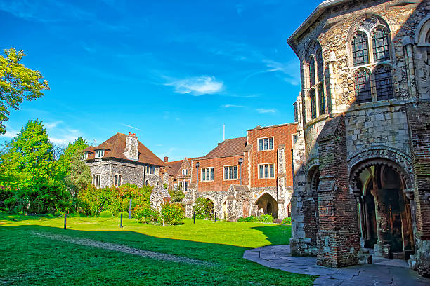 małe starożytnych domów w pobliżu katedry w canterbury canterbury - ancient past anglican building exterior zdjęcia i obrazy z banku zdjęć