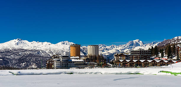 Il villaggio di montagna Sestiere - foto stock