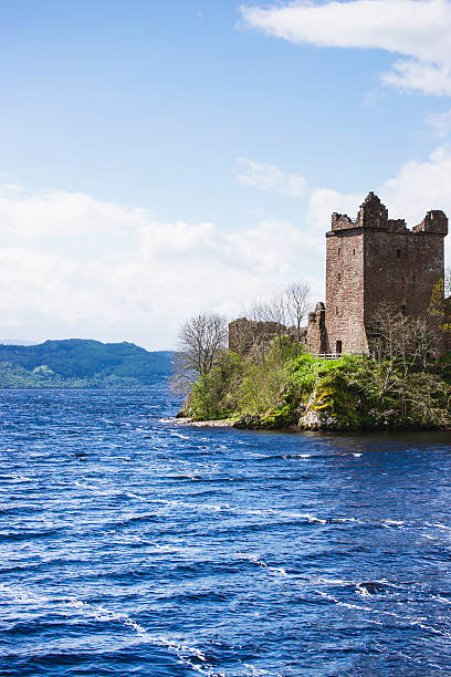grande tour du château d'urquhart du loch ness, en écosse - loch ness scotland castle urquhart castle photos et images de collection