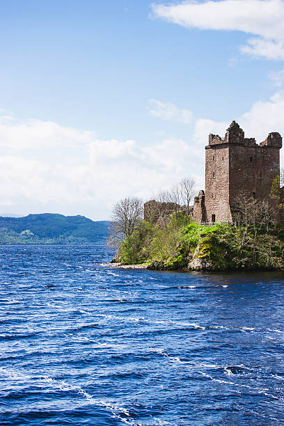 grande torre del castello di urquhart a loch ness, scozia - scotland castle loch ness urquhart castle foto e immagini stock