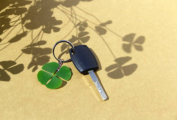 llave de coche y de la hoja de trébol. - st patricks day clover four leaf clover irish culture fotografías e imágenes de stock