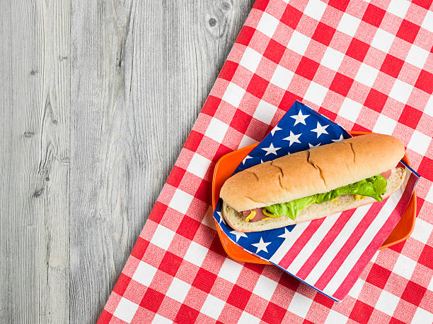 tableau de pique-nique à établir avec "sandwich" dans la plaque en plastique - napkin american flag holiday fourth of july photos et images de collection