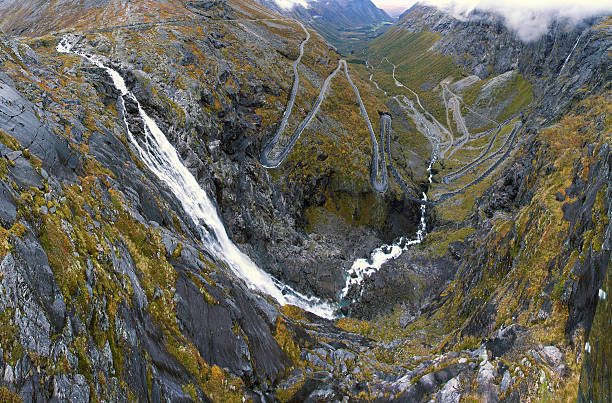 trollstigen - norway snake street construction photos et images de collection