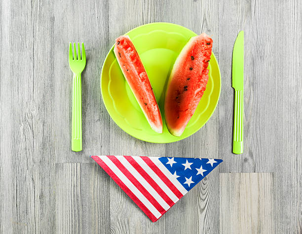 sandía con placa de plástico en mesa de madera con la bandera americano - napkin american flag holiday fourth of july fotografías e imágenes de stock