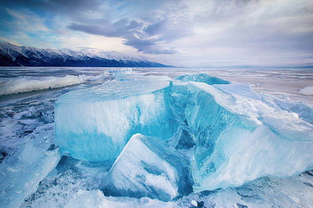 큰 조각으로 중 얼음이 냉동상태의 바이칼 호수 - ice cold glacier blue 뉴스 사진 이미지