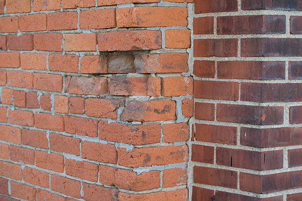 プロークンとパッチのレンガの壁 - patched brick pattern textured ストックフォトと画像