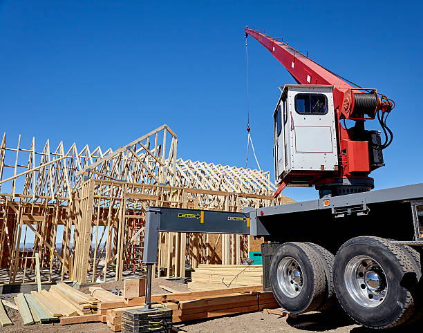boom crane setting roof trust home building construction - timmerman dakkapel stockfoto's en -beelden