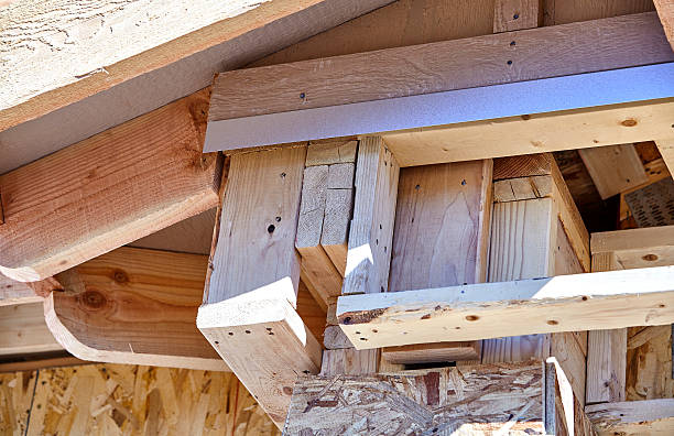 home building construction carpentry corner post roof eave frami - timmerman dakkapel stockfoto's en -beelden