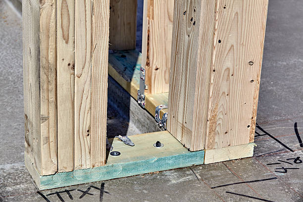 home building construction carpentry corner post slab detail - timmerman dakkapel stockfoto's en -beelden