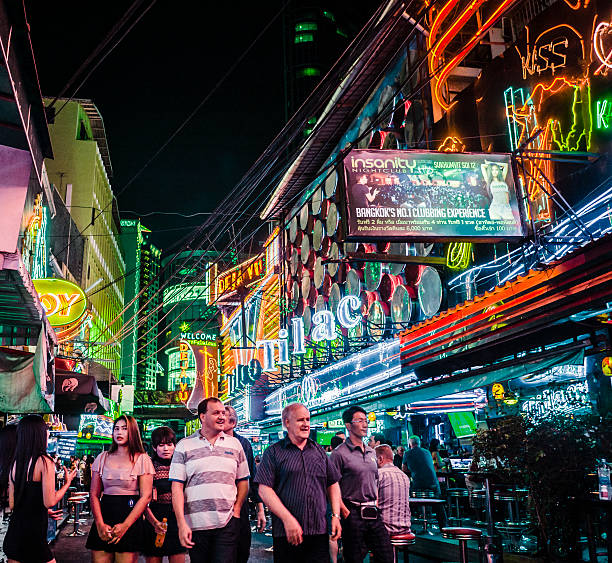 soi cow-boy rouge lumière district, bangkok, thaïlande - gogo bar photos et images de collection