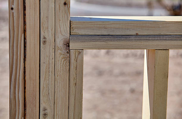 home building construction carpentry framing jack header stud si - timmerman dakkapel stockfoto's en -beelden