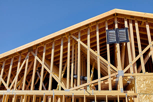 home building construction carpentry gable end roof framing - timmerman dakkapel stockfoto's en -beelden