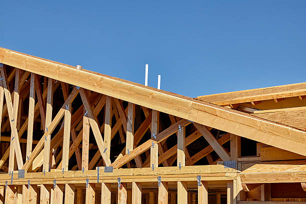 home building construction carpentry gable roof framing detail - timmerman dakkapel stockfoto's en -beelden