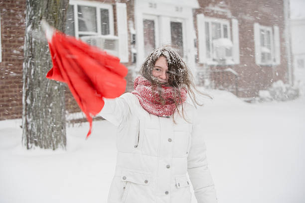 teenager-mädchen unter schneefall auf der straße - queens head stock-fotos und bilder