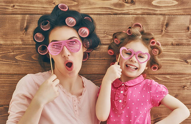 felice amorevole famiglia - pink glasses foto e immagini stock