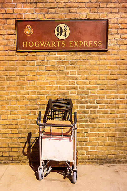 británico carril de homenaje a harry potter en cruz estación reyes - estación de kings cross fotografías e imágenes de stock