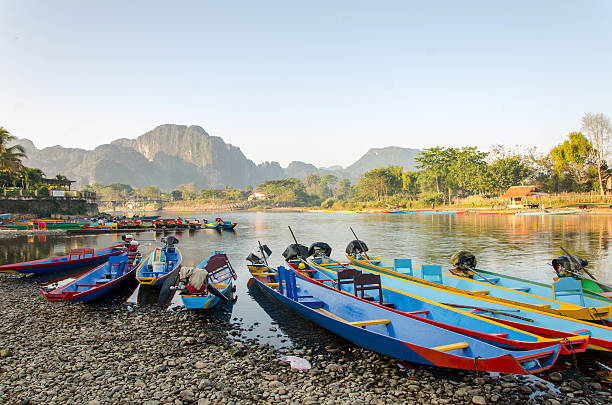 lunga coda barche sul fiume canzone, vang vieng, laos - vang vieng foto e immagini stock