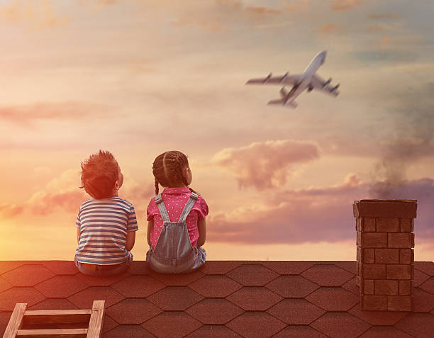 enfants jouant sur le toit - aspirations pilot child airplane photos et images de collection