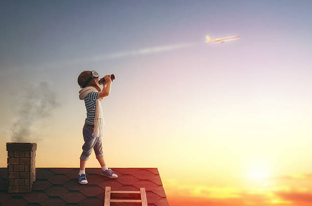 enfants jouant sur le toit - aspirations pilot child airplane photos et images de collection