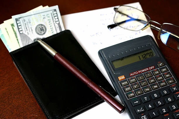 kalkulator na stole okulary pieniądze - spreadsheet table banking wealth zdjęcia i obrazy z banku zdjęć