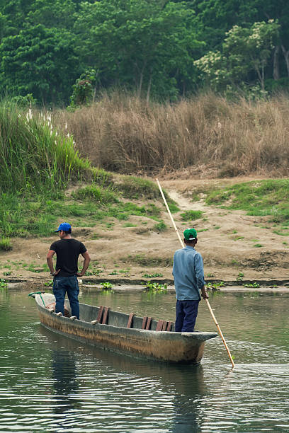 tourist auf ruderboote. chitwan, nepal. - logboat stock-fotos und bilder