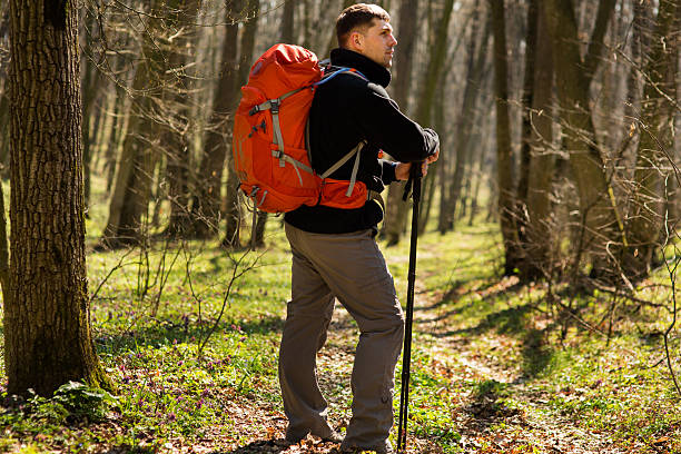 uomo sano attivo che escursioni nella bellissima foresta - hardshell foto e immagini stock