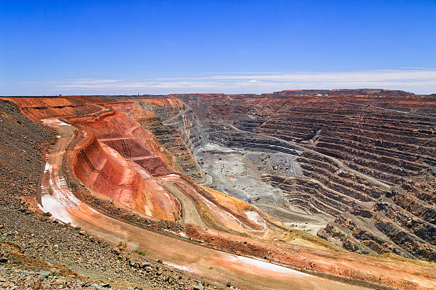 WA Super pit hor sky Top to bottom of the biggest australian gold mine - super pit in Kalgorlie, Western AUstralia, on a sunny summer day. metal ore stock pictures, royalty-free photos & images
