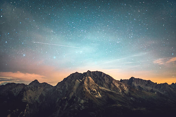 estrelado à noite - mountain range imagens e fotografias de stock