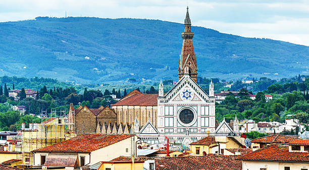 大聖堂のフィレンツェのサンタクローチェ教会 - piazza di santa croce ストックフォトと画像