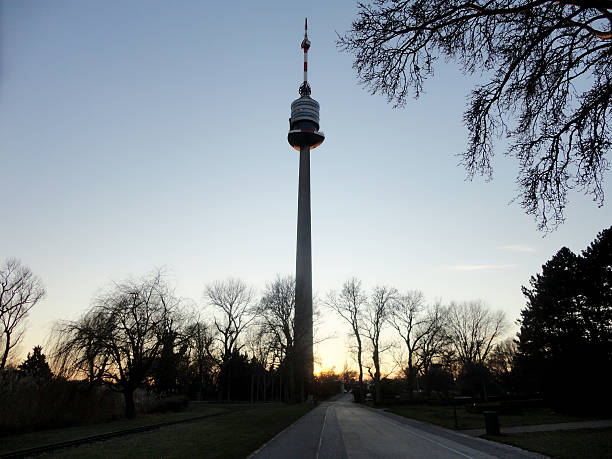 wieża donauturm (dunaj), wiedeń, austria - street urban scene skyscraper cityscape zdjęcia i obrazy z banku zdjęć