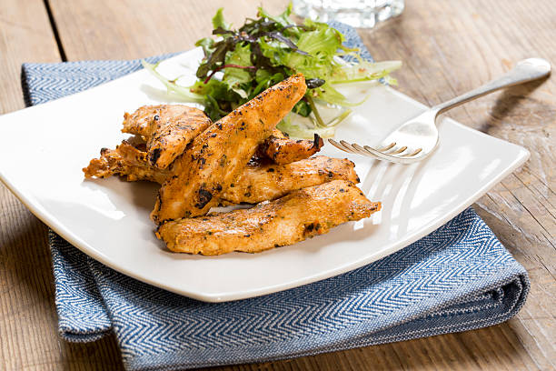 tiras de frango grelhado com salada de acompanhamento - chicken tender - fotografias e filmes do acervo