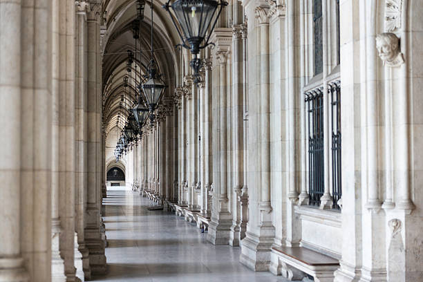 ランプとアルカデスヴィーナゴシック様式の市庁舎 - colonnade column architecture austria ストックフォトと画像