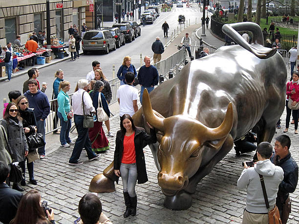 the bull - new york city finance manhattan famous place photos et images de collection