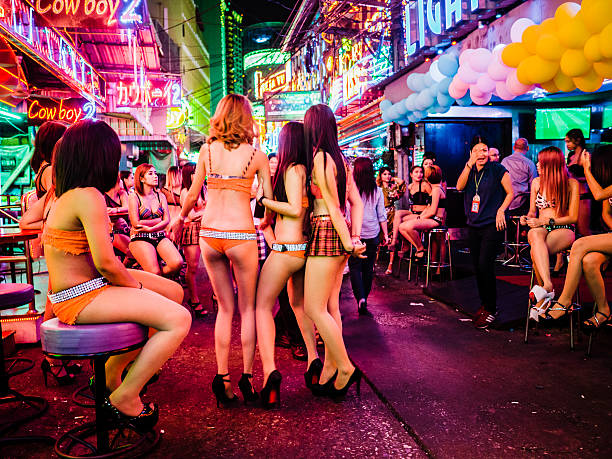 soi cow-boy rouge lumière district, bangkok, thaïlande - gogo bar photos et images de collection