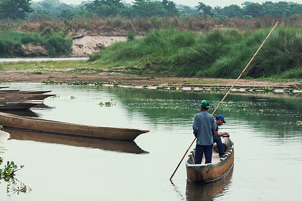 tourist auf ruderboote. chitwan, nepal. - logboat stock-fotos und bilder