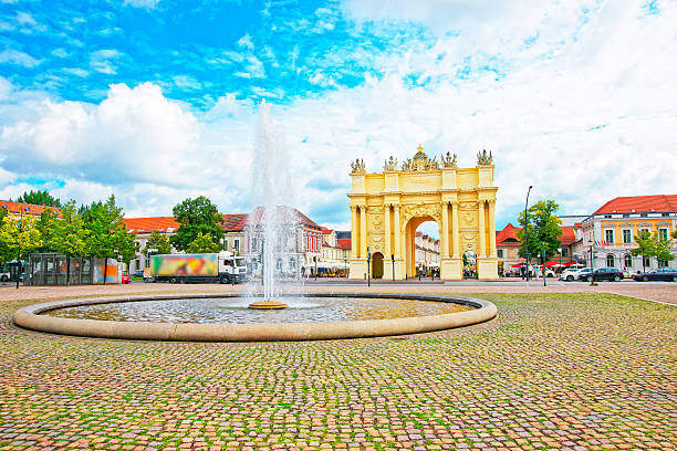 vue sur la rue de la porte de brandebourg et la fontaine de potsdam - famous place germany town summer photos et images de collection