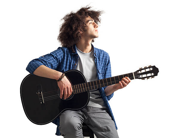 joven tocando la guitarra - plucking an instrument fotografías e imágenes de stock