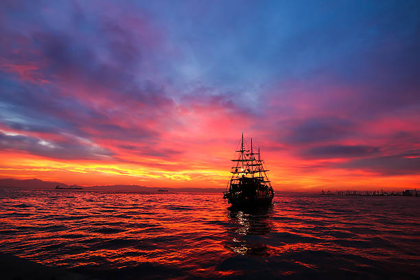 sagoma di una vecchia nave un una bellissima tramonto. - albero di bompresso foto e immagini stock
