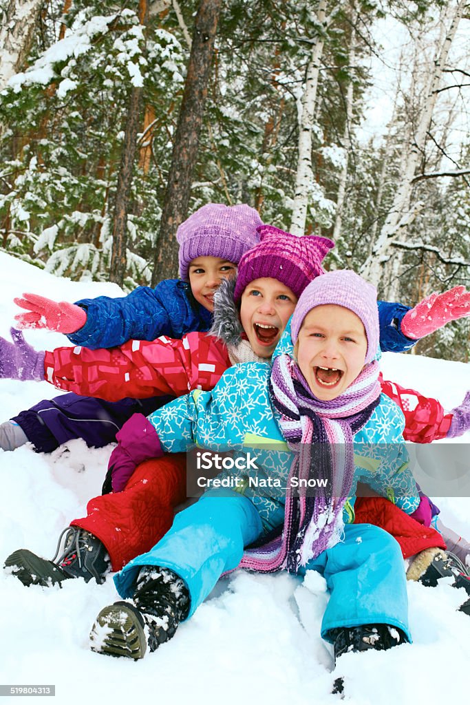 Diversión de invierno, nieve, happy children paseos en trineo en invierno tiempo - Foto de stock de Niño libre de derechos