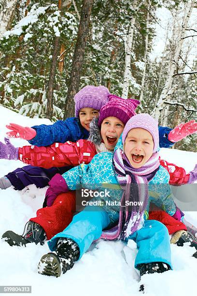 Diversión De Invierno Nieve Happy Children Paseos En Trineo En Invierno Tiempo Foto de stock y más banco de imágenes de Niño