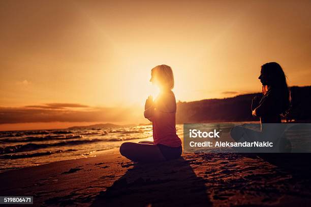 Zwei Junge Frauen Meditieren In Einem Feuerholz Position Stockfoto und mehr Bilder von Entspannung