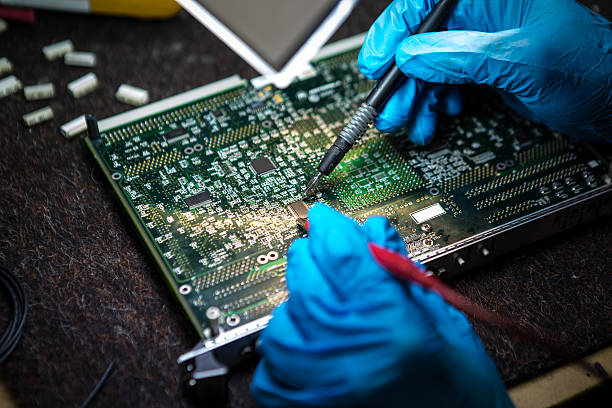 badania sprzętu elektronicznego. - electronics industry circuit board computer chip engineering zdjęcia i obrazy z banku zdjęć