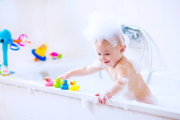 bambino in bagno - bathtub child bathroom baby foto e immagini stock