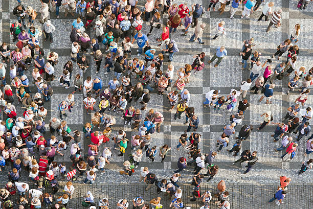 観光客でプラハ旧市街広場 - tourist day prague crowd ストックフォトと画像