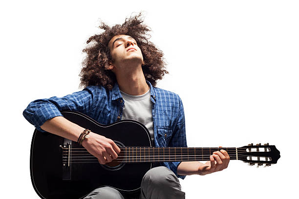 joven tocando la guitarra - plucking an instrument fotografías e imágenes de stock