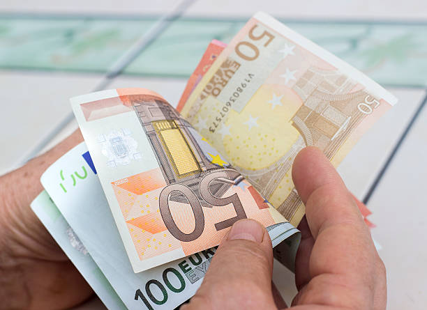 高の角度ビュービジネスマンお金を数える - currency exchange currency euro symbol european union currency ストックフォトと画像
